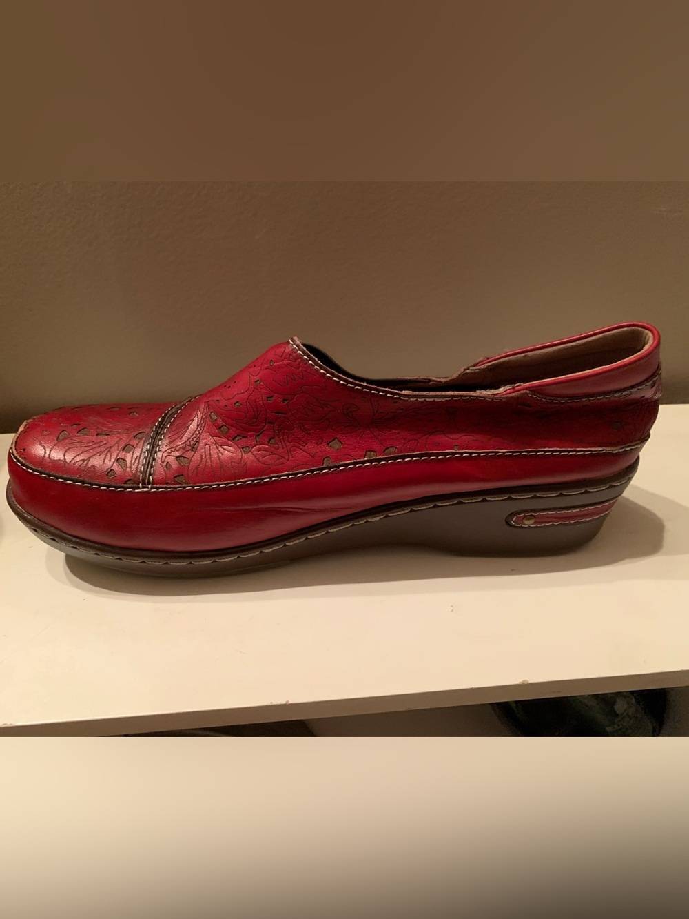 L'Artiste by Spring Step red Leather Clogs size 41